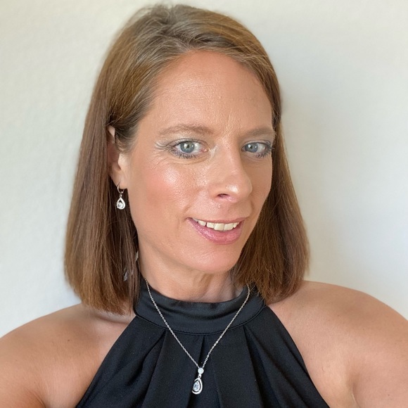 Meet your Posher, Amanda - Picture 2 of 2